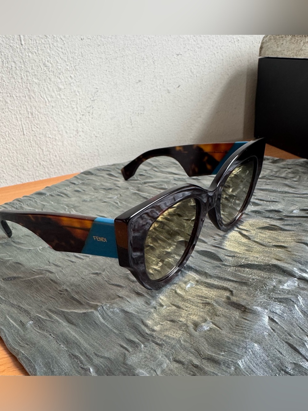 FENDI MIRRORED OVERSIZED CAT EYE SUNGLASSES ITALY 

Pre-owned. Excellent pre-ow